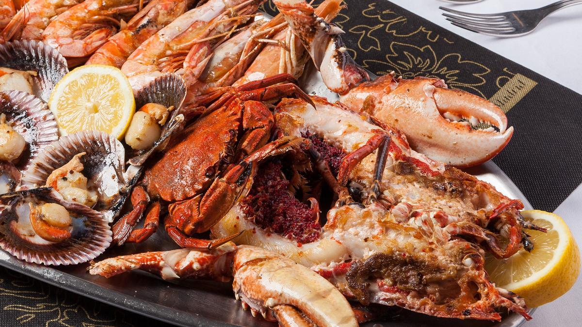 Disfruta del auténtico sabor a mar con la mejor parrillada de marisco en La  Chalana - La Nueva España