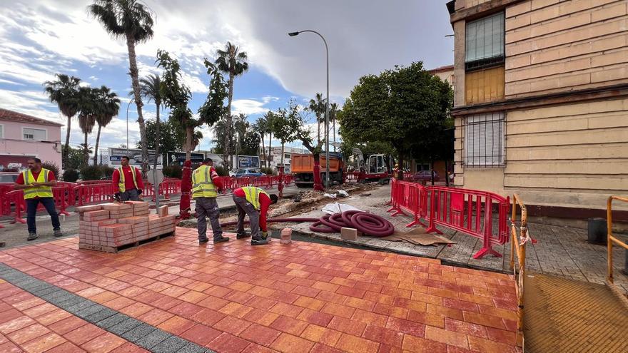 Renuevan 450 metros cuadrados de aceras en la avenida Primero de Mayo de Murcia