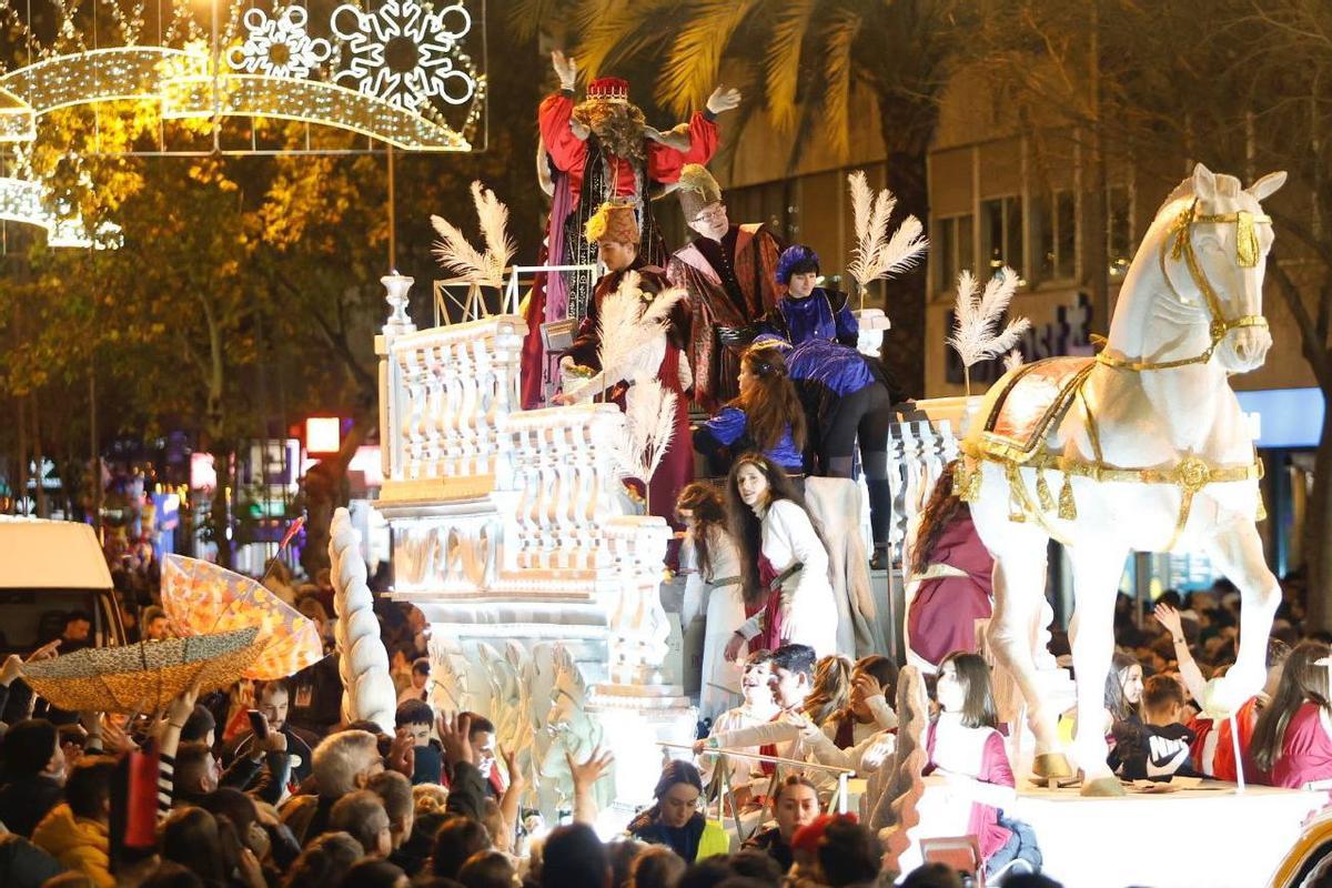 La Cabalgata de los Reyes Magos reparte ilusión por las calles de Córdoba