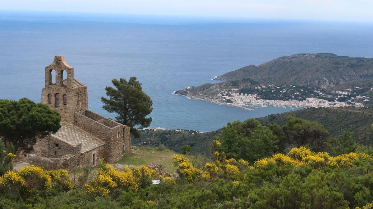 El Port de la Selva vist des de Santa Helena de Rodes.