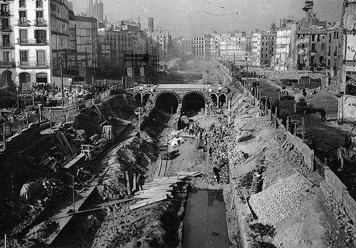 Imagen de 1912. Via Laietana, en plena construcción, con la doble galería del metro. A izquierda y derecha, los colectores y las galerías de servicios.