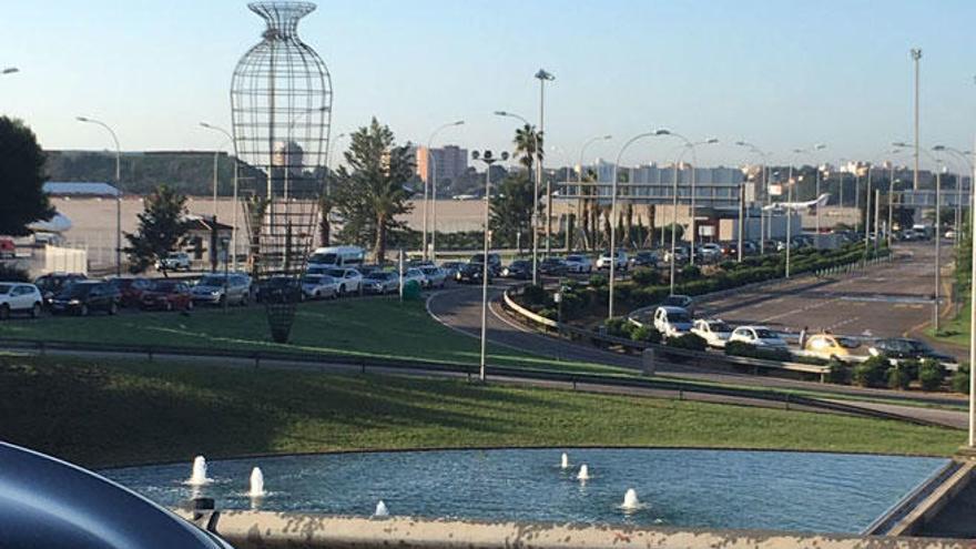 La entrada al aeropuerto colapsada esta mañana.