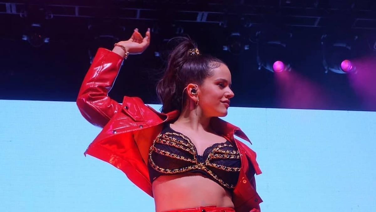 Rosalía actuando en el Festival de Coachella con un traje de vinilo rojo y un cropped top negro