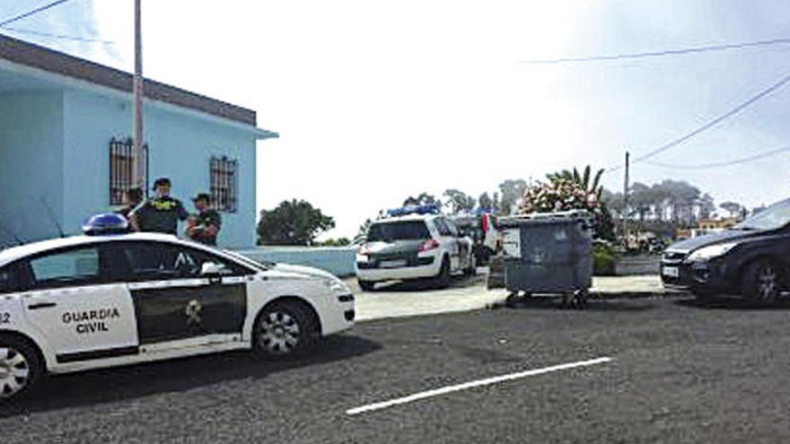 Fuerzas de la Guardia Civil durante la custodia del escenario del crimen en Los Canarios, en Fuencaliente.