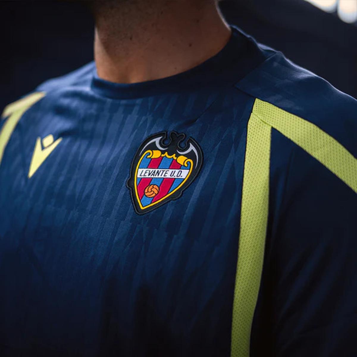 Nueva equipación cuerpo técnico Levante UD