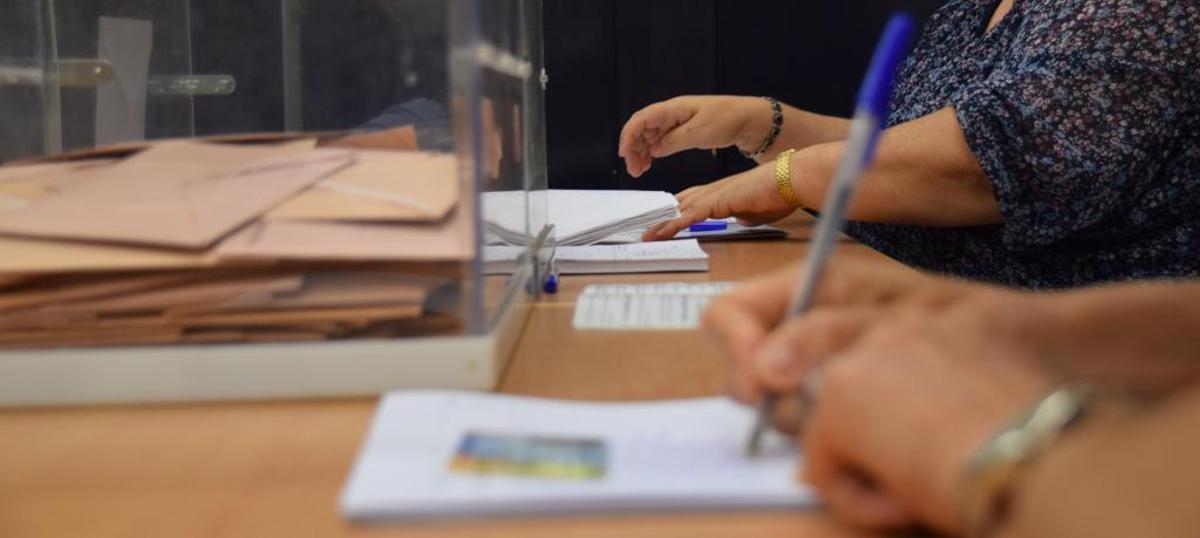 Una urna en una jornada electoral.