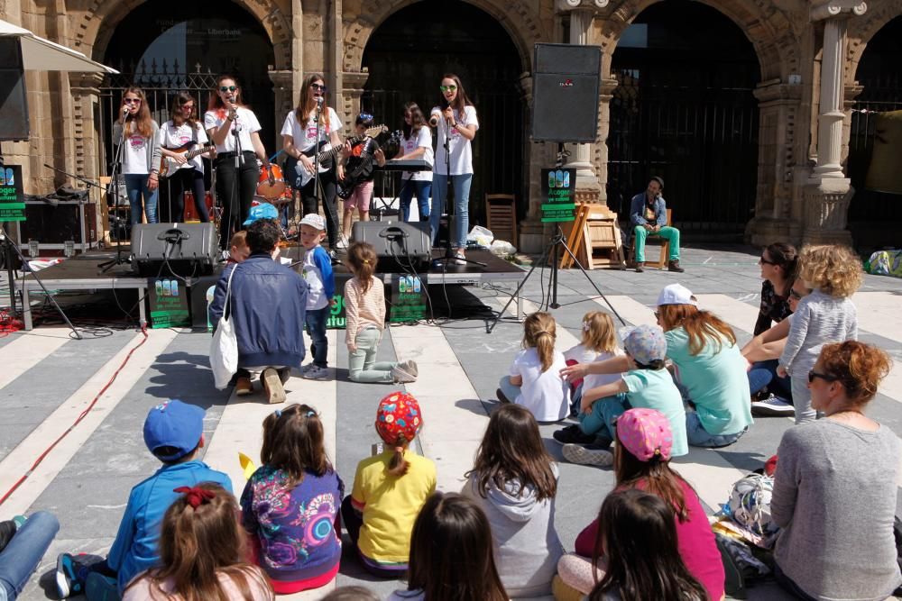 Talleres y conciertos en la plaza del Marqués a favor de la acogida de refugiados.