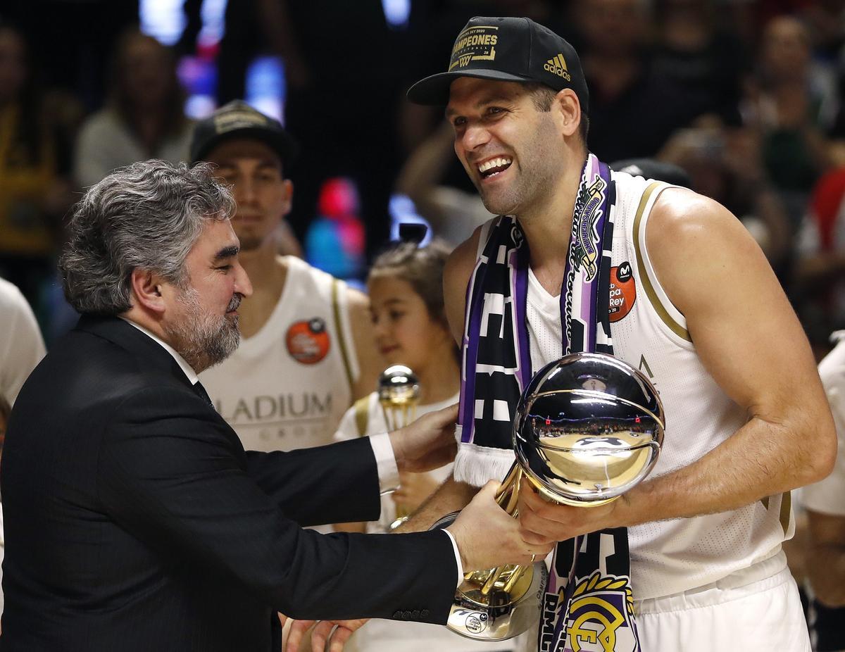 Felipe Reyes recibe la Copa del Rey de 2020 de manos del ministro de Cultura y Deportes, José Manuel Rodríguez Uribes.