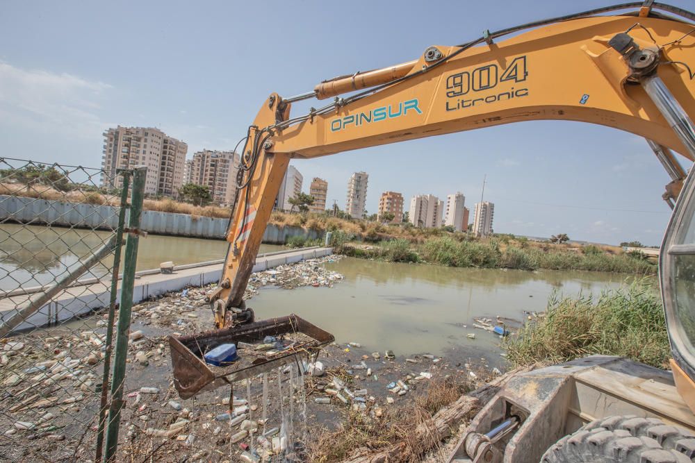 Toneladas de basura acumuladas en la desembocadura