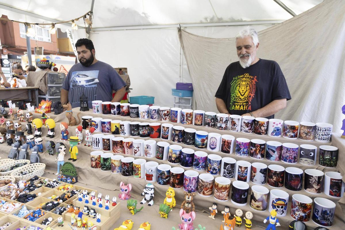 Los vendedores del puesto de productos de impresión 3D que se puede visitar en la Fira de Xàtiva, ayer.