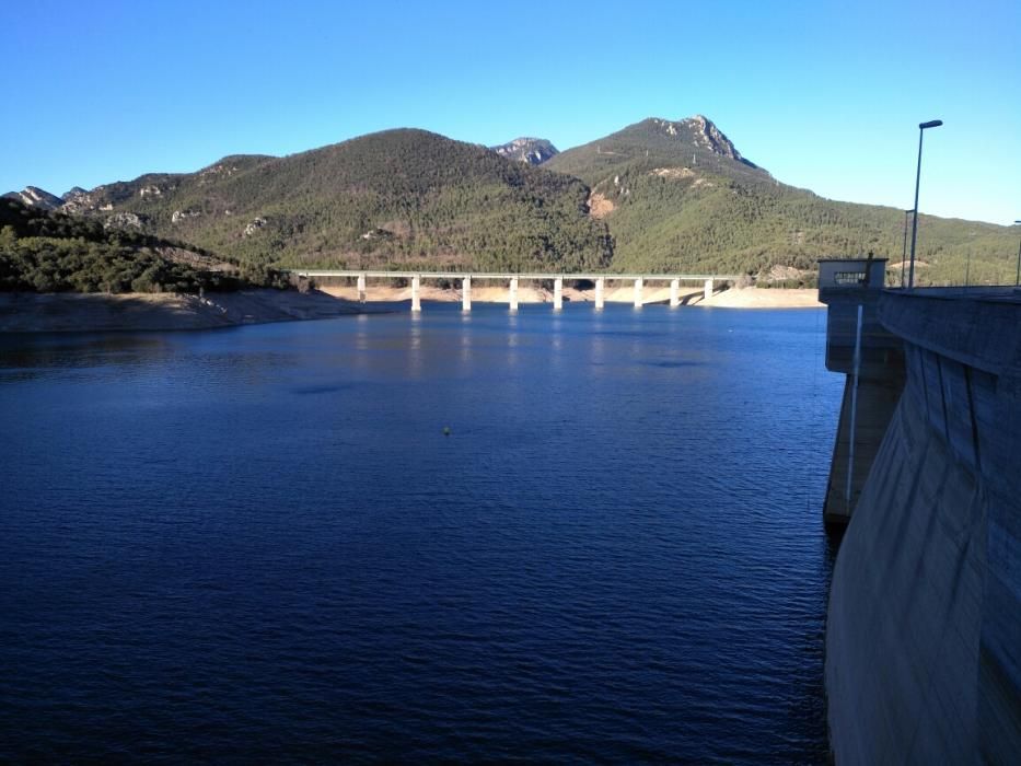 Reserva d’aigua. A l’embassament de la Baells, tot i les pluges que hi ha hagut, encara hi falta molta aigua per estar ple.