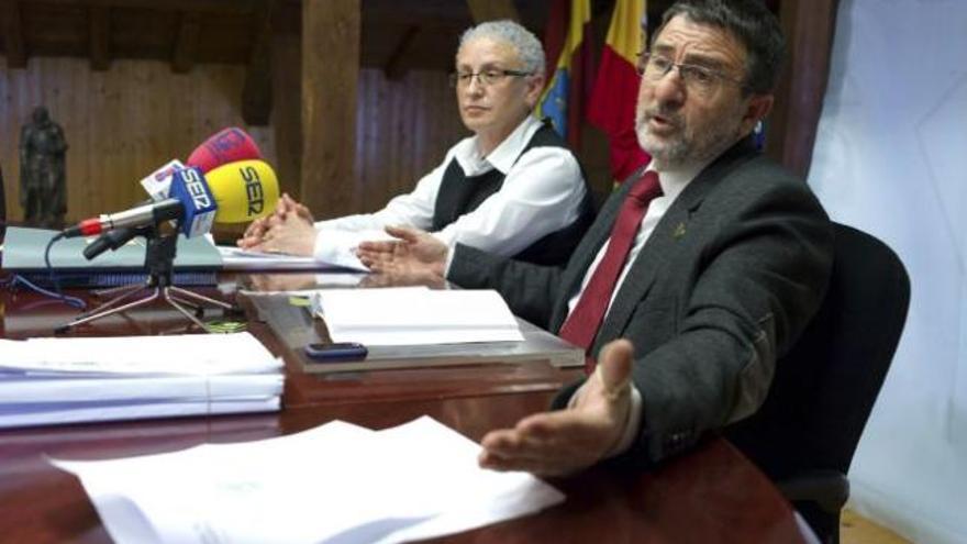 Saturnino Mañanes y Bárbara Palmero, ayer, explican la estrategia del Ayuntamiento sobre el Congreso de Toros de Cuerda.