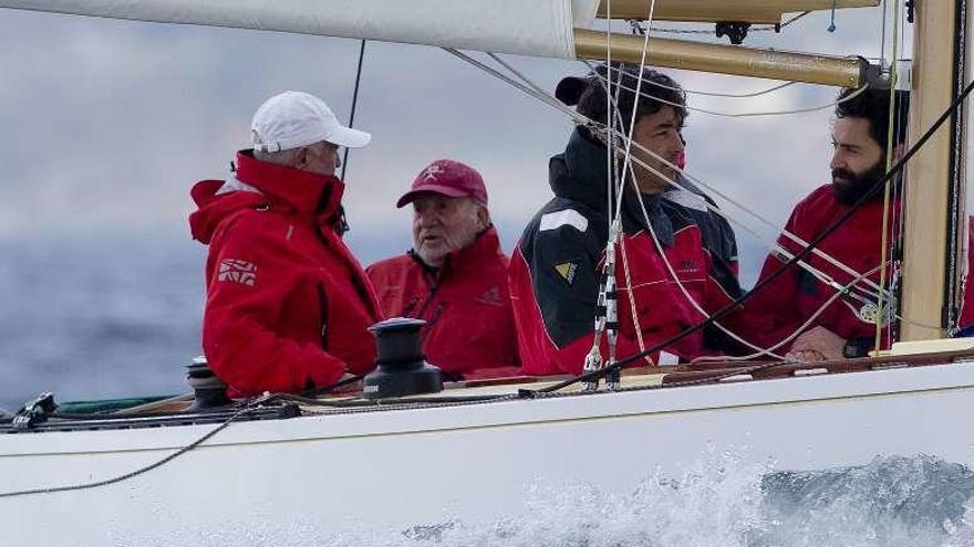 El Rey emérito, a bordo del Bribón en la regata de ayer. // RCNS