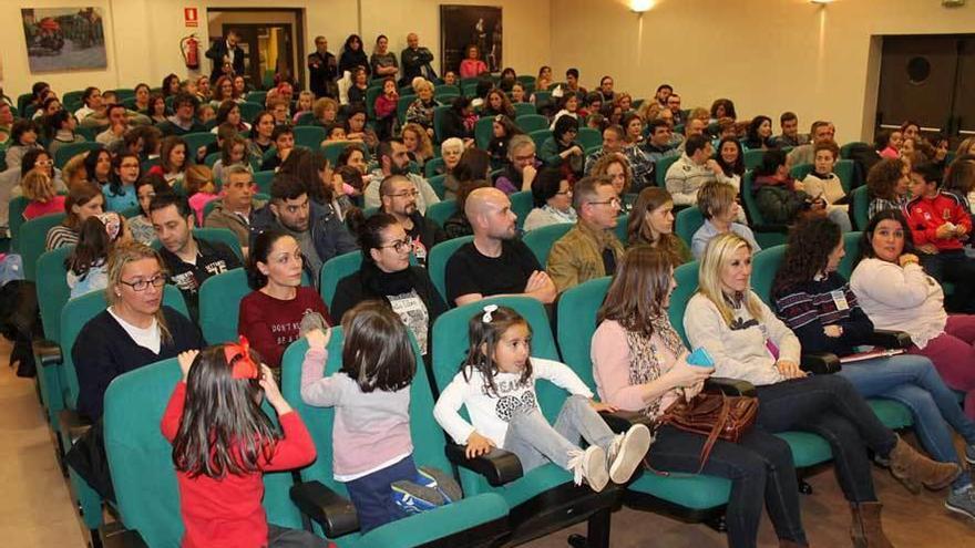 Asistentes a la reunión convocada ayer por la AMPA del colegio público de Noreña.