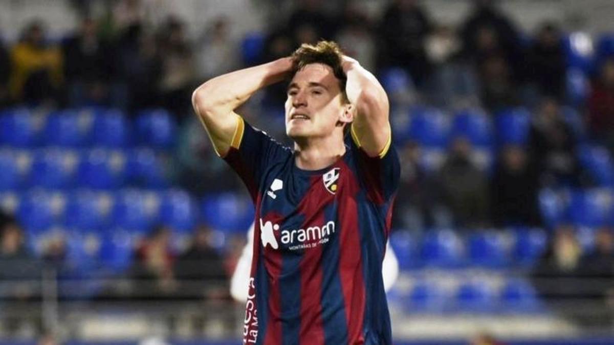 Iker Kortajarena se lamenta en un momento del último partido entre la SD Huesca y el Córdoba.
