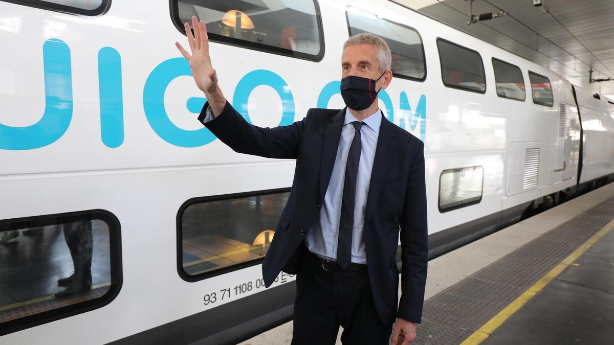 Alain Krakovitch, responsable de Viajes de SNCF, a la llegada de Ouigo a la estación de Madrid Atocha desde Zaragoza.