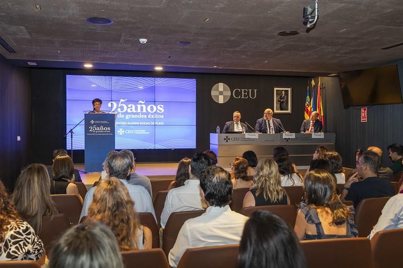 El CEU de Elche celebra las Bodas de Plata de las promociones 1998-1999 y 1999-2000