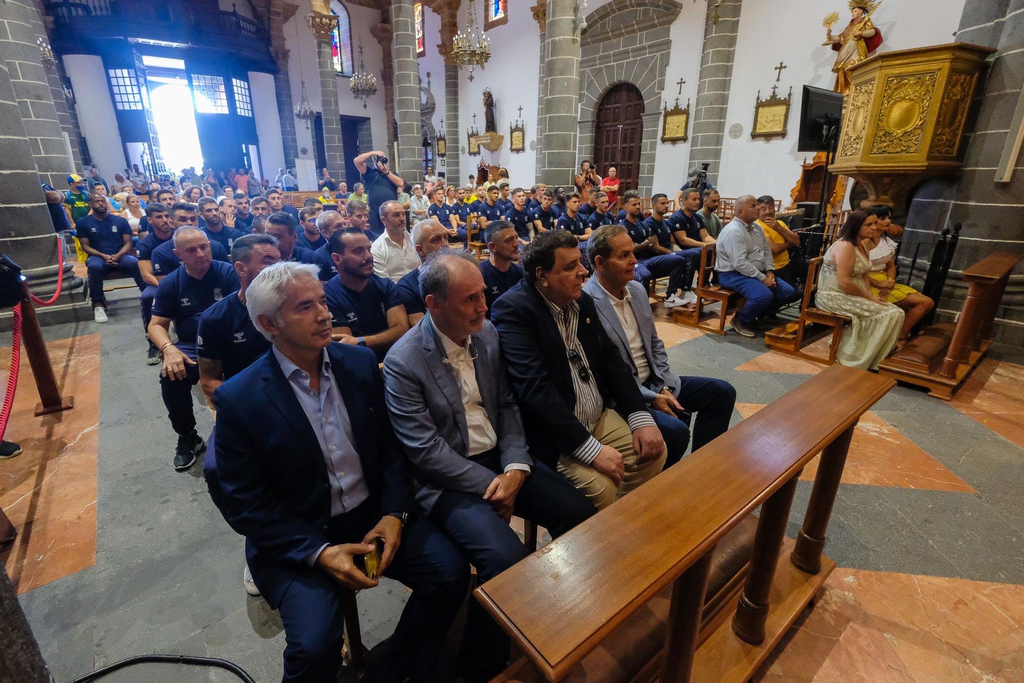 Ofrenda floral de la plantilla de la UD Las Palmas a la Virgen del Pino