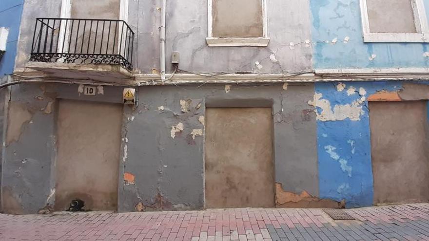 Alertan del peligro de derrumbe de una fachada en la calle Zamoray, en Zaragoza