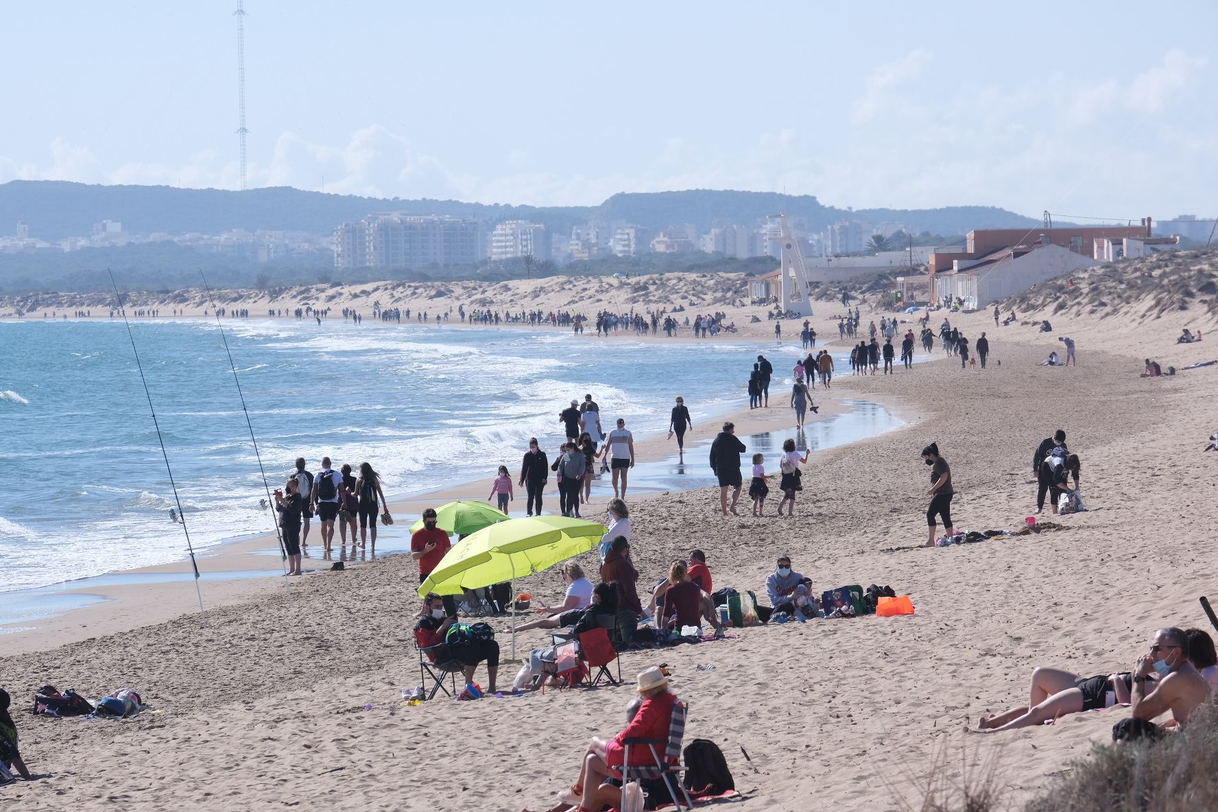 Domingo primaveral en Elche: Centenares de personas peregrinan a la playa de la Marina