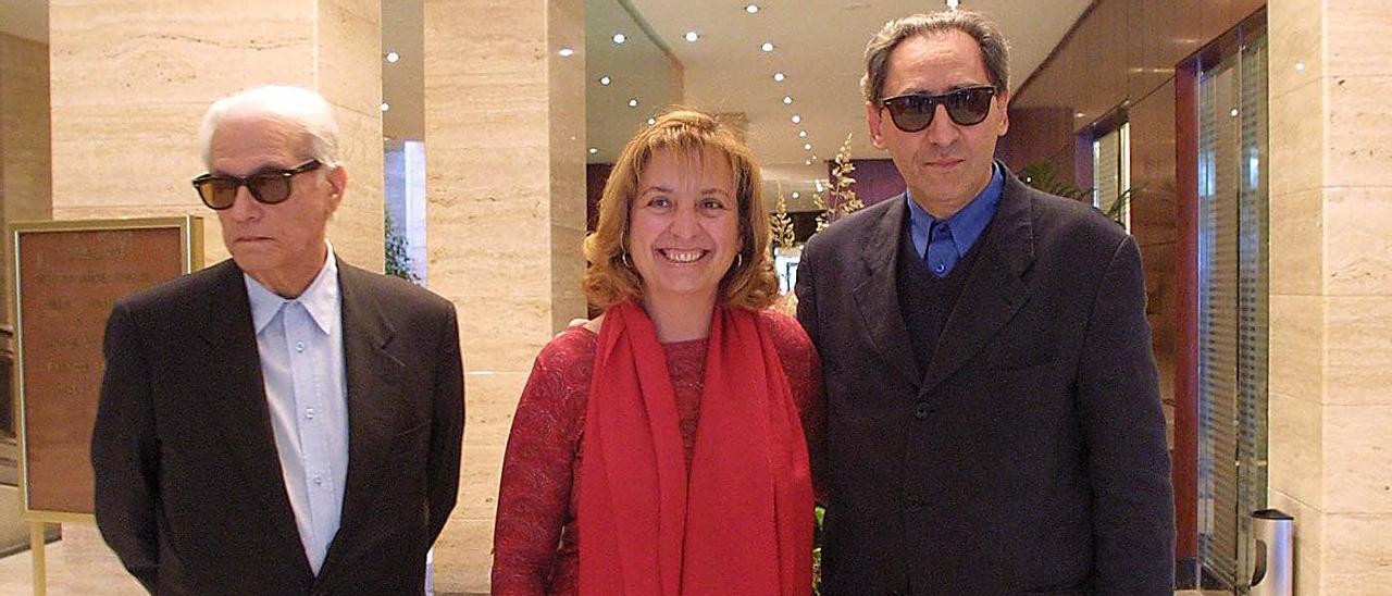 Manlio Sgalambro, Margarita Nájera y Franco Battiato, en mayo de 2002, en el hotel Bellver de Palma.