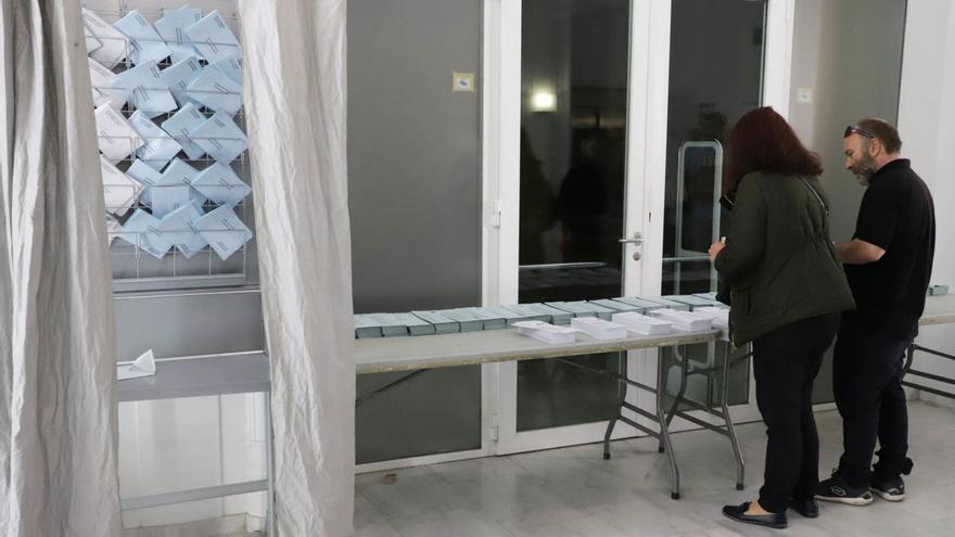 Dos personas eligen su papeleta en una mesa electoral de Gandia hace cuatro años. | XIMO FERRI