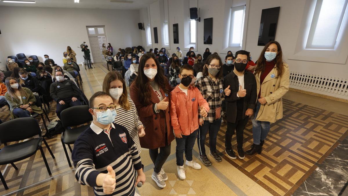 Los miembros de la Asociación Down Asturias en la facultad Padre Ossó