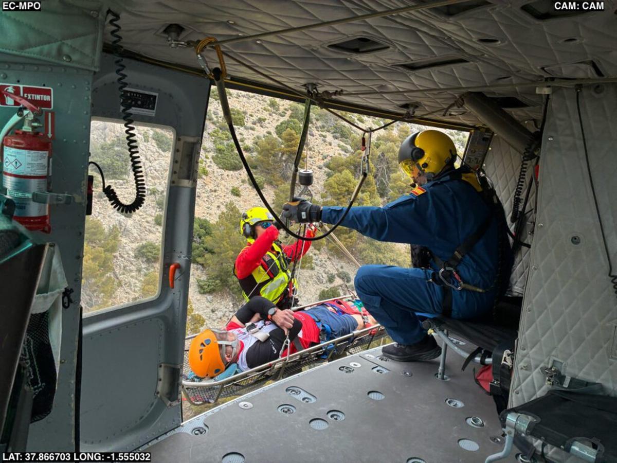Momento del rescate a través de un helicóptero en Sierra Espuña.