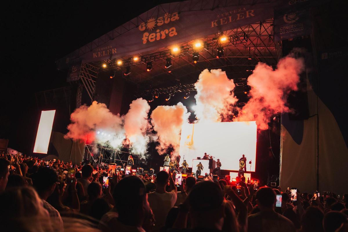 Nicky Jam se luce en el escenario del festival Costa Feira ante más de 7.000 personas