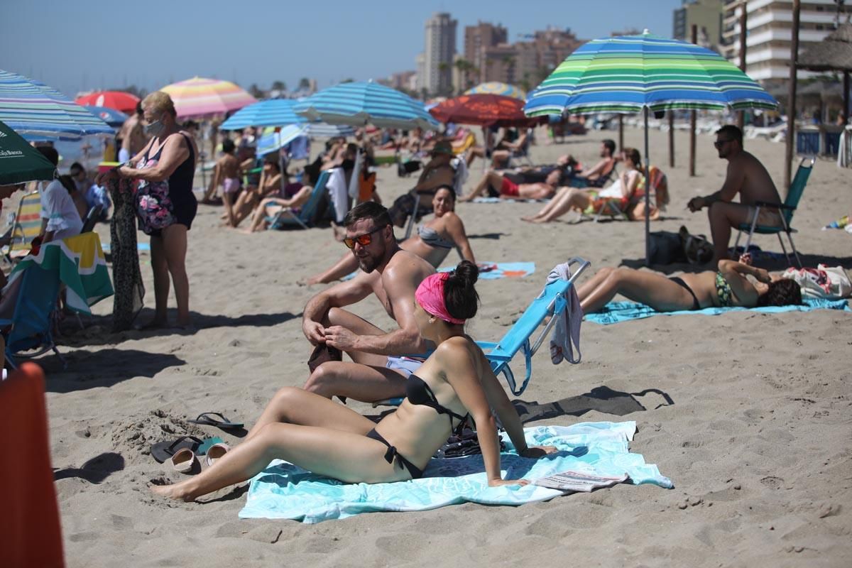 Los cordobeses regresan a las playas de Fuengirola ante la nueva normalidad