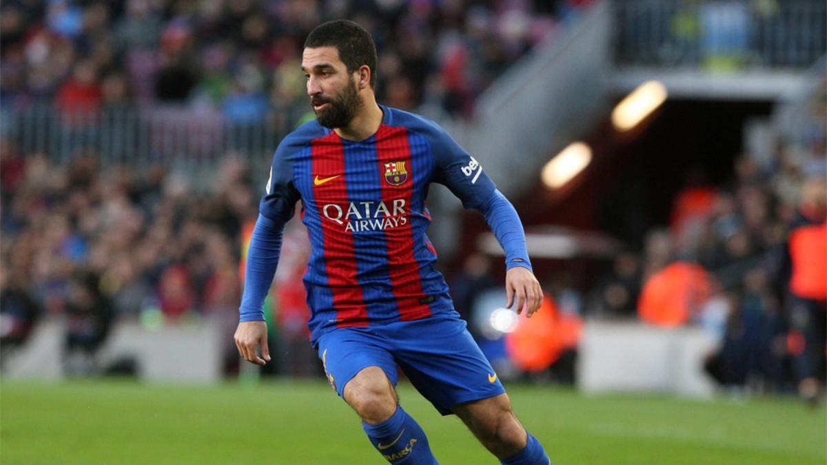 Arda Turan no concretó el interés de varios clubes por su fichaje Arda Turan no concretó el interés de varios clubes por su fichaje