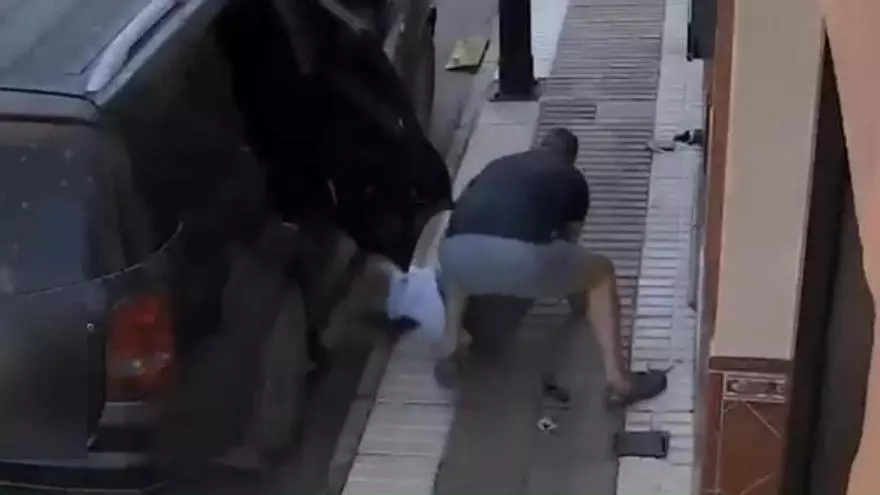 VÍDEO | Dos guardias civiles fuera de servicio detienen in fraganti al presunto autor de una oleada de robos en Alcalá del Río
