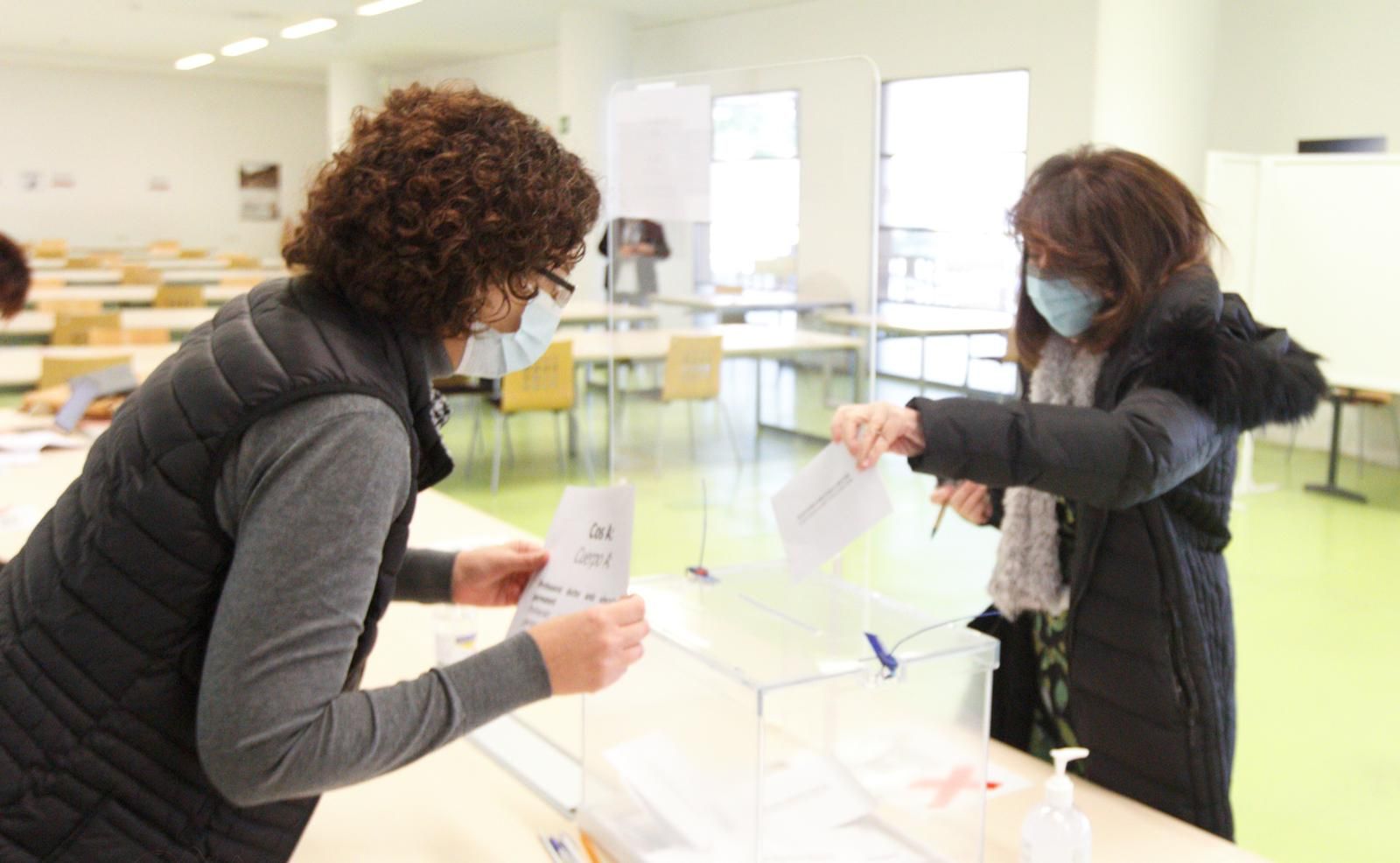 Los catedráticos Amparo Navarro y José Vicente Cabezuelo se disputan este jueves el Rectorado de la UA