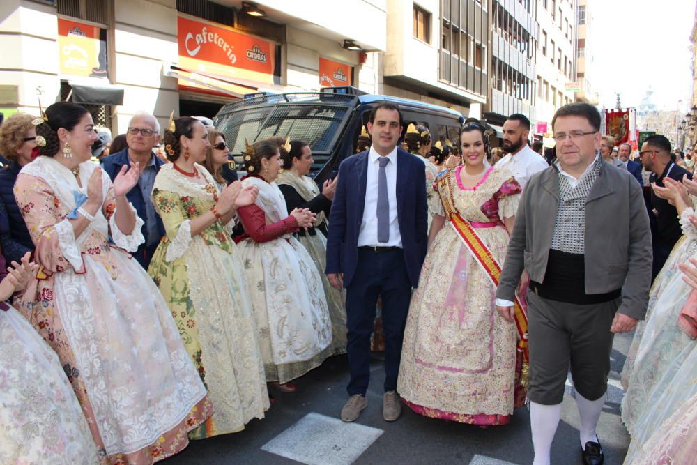 Recogida de premios de las comisiones falleras