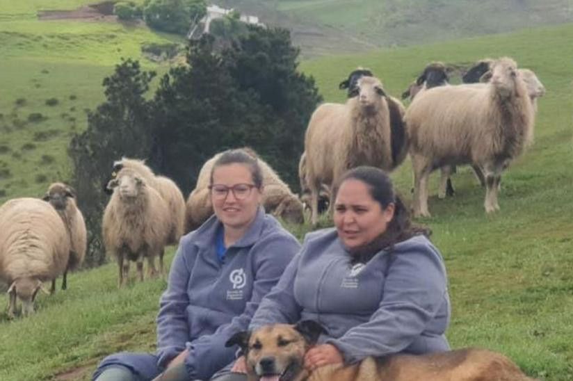 Las ganaderas Elizabeth Moreno Galván y su mujer, Amaya Ruth Pulido Vega, junto a sus animales en Caideros.