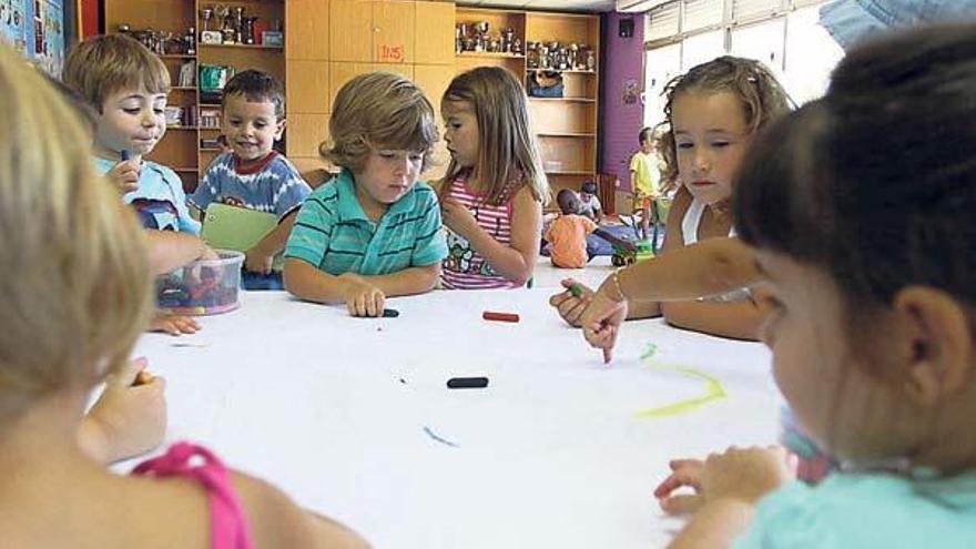 Niños ayer en el programa de Enredos en el colegio de Seara.  // Carmen Giménez