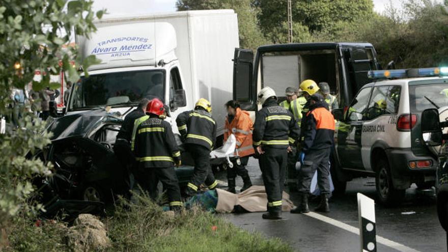 Fallecen tres personas en un accidente en Arzúa