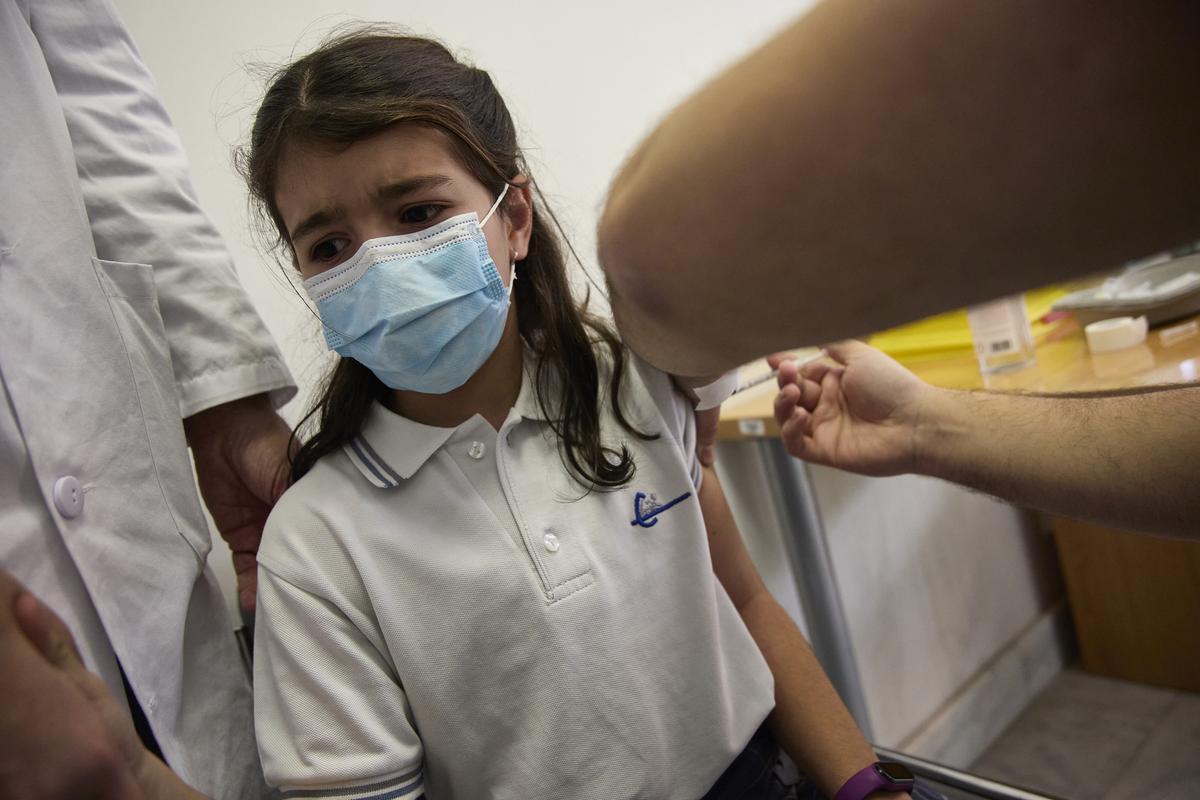 Una niña recibe la vacuna contra el coronavirus en Madrid.