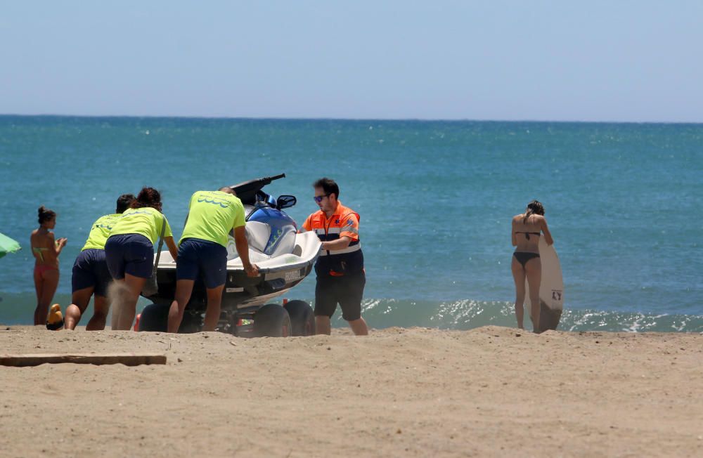 Comienzan las labores de limpieza de las playas de Málaga capital antes del inicio de la temporada de verano