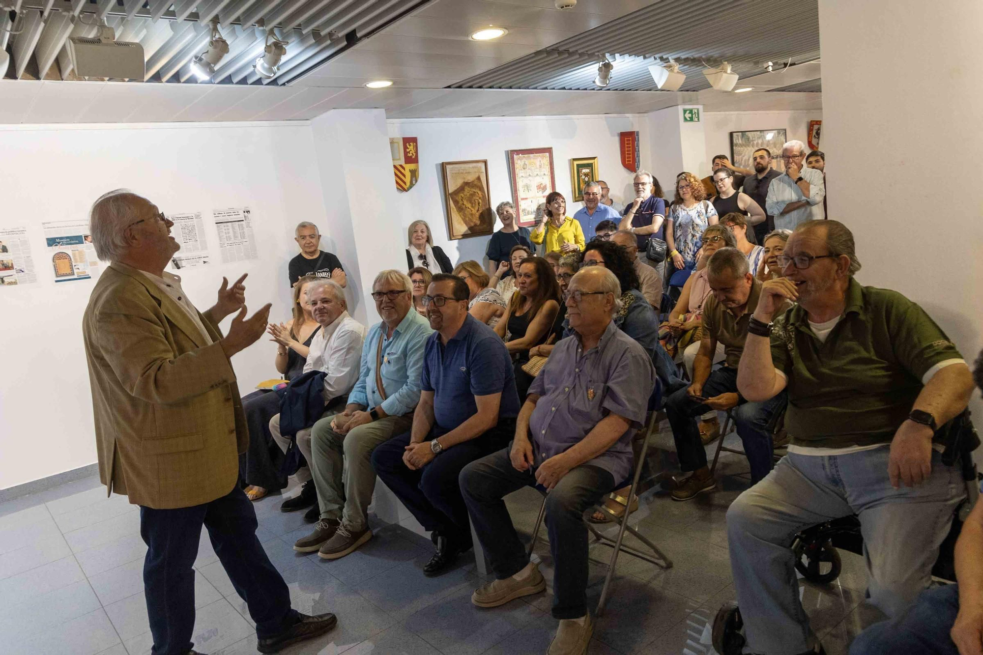 La Fila Navarros de San Blas expone sus 50 años de historia en el Club Información.