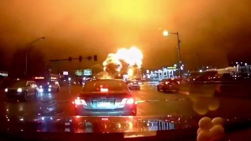 El momento del impacto de un avión en una zona residencial de Filadelfia que deja al menos seis muertos