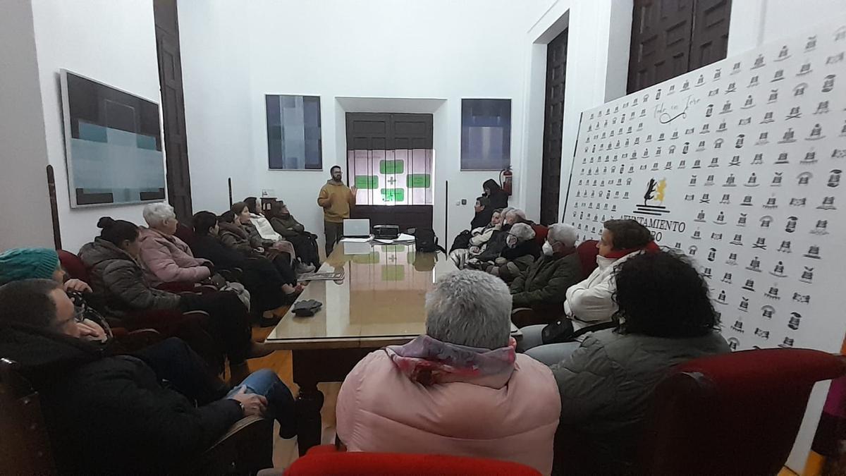 Un momento del taller de manejo de la incertidumbre impartido por el psicólogo de la AECC en Toro.