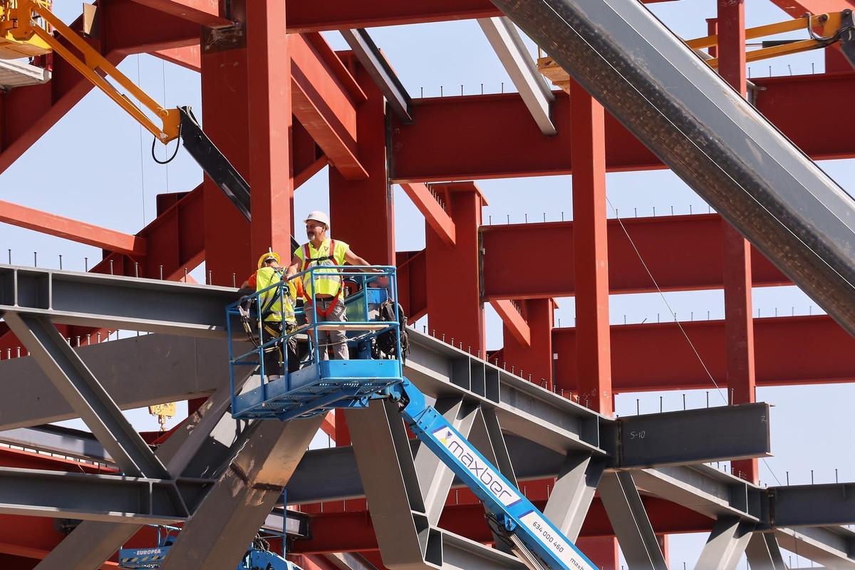 Trabajadores en un edificio en construcción en València, en imagen de archivo.