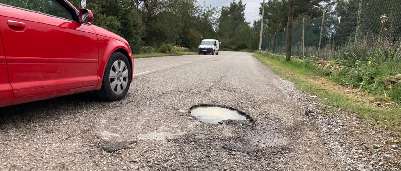 Regresan los baches al Camí Vell