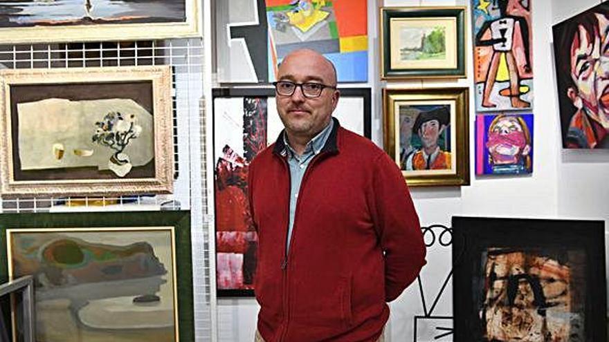 Camilo Chas, gerente de la Galería Artby&#039;s, con algunos de los cuadros en subasta.