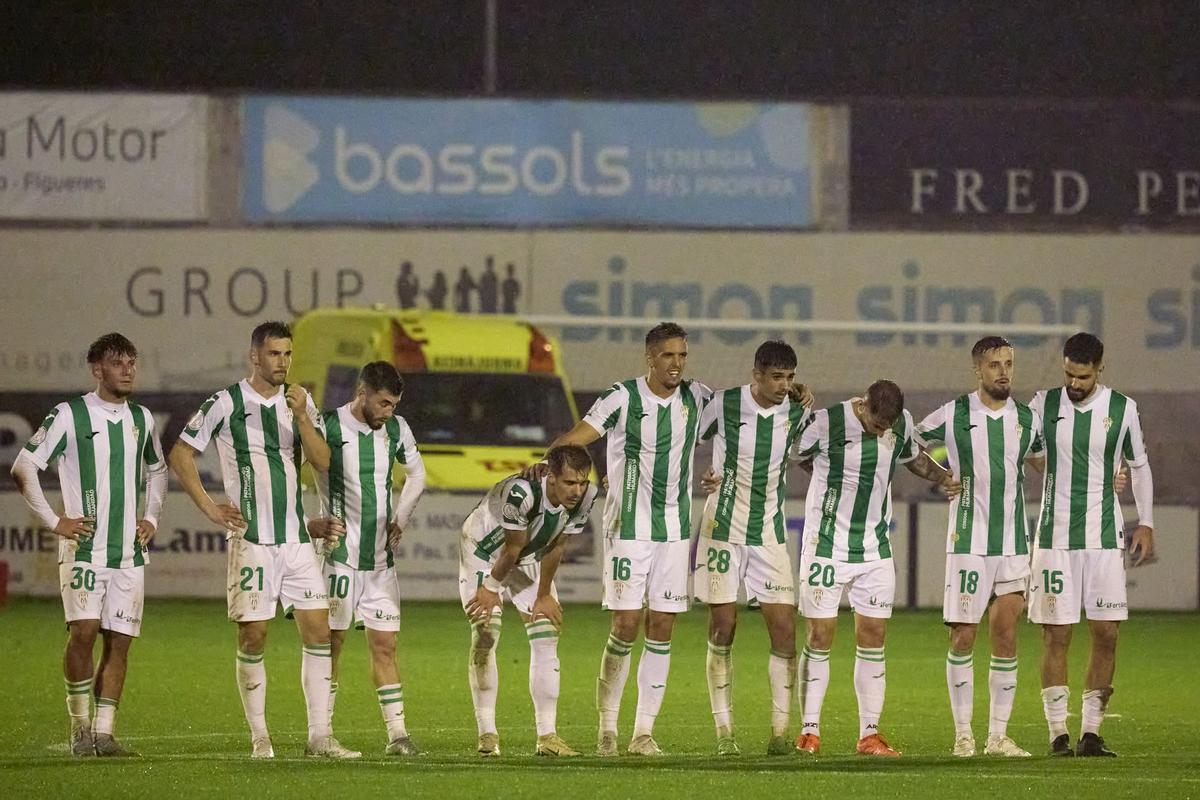 Los futbolistas del Córdoba CF, en el centro del campo durante la tanda de penaltis en Olot.