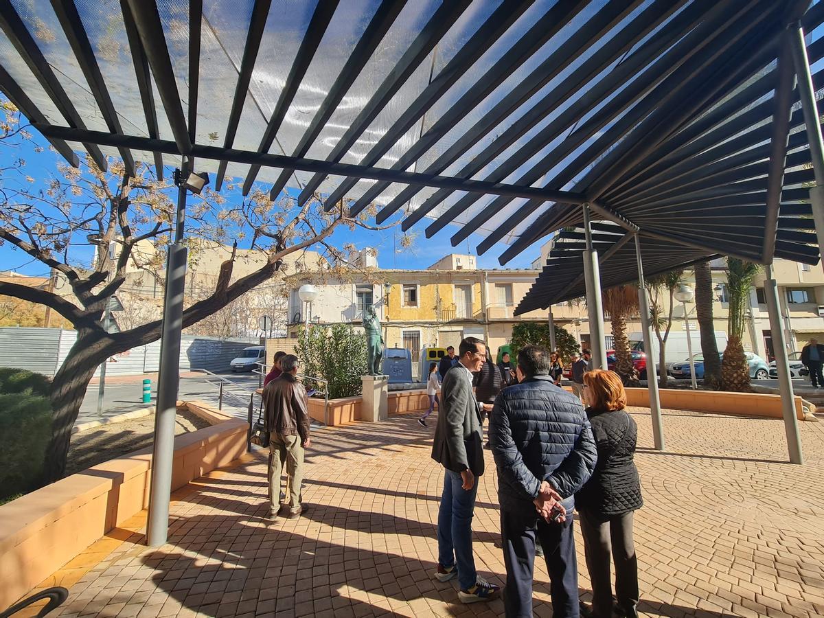 La pérgola instalada en la plaza de la Prosperidad de Elda para dar sombra a los usuarios.