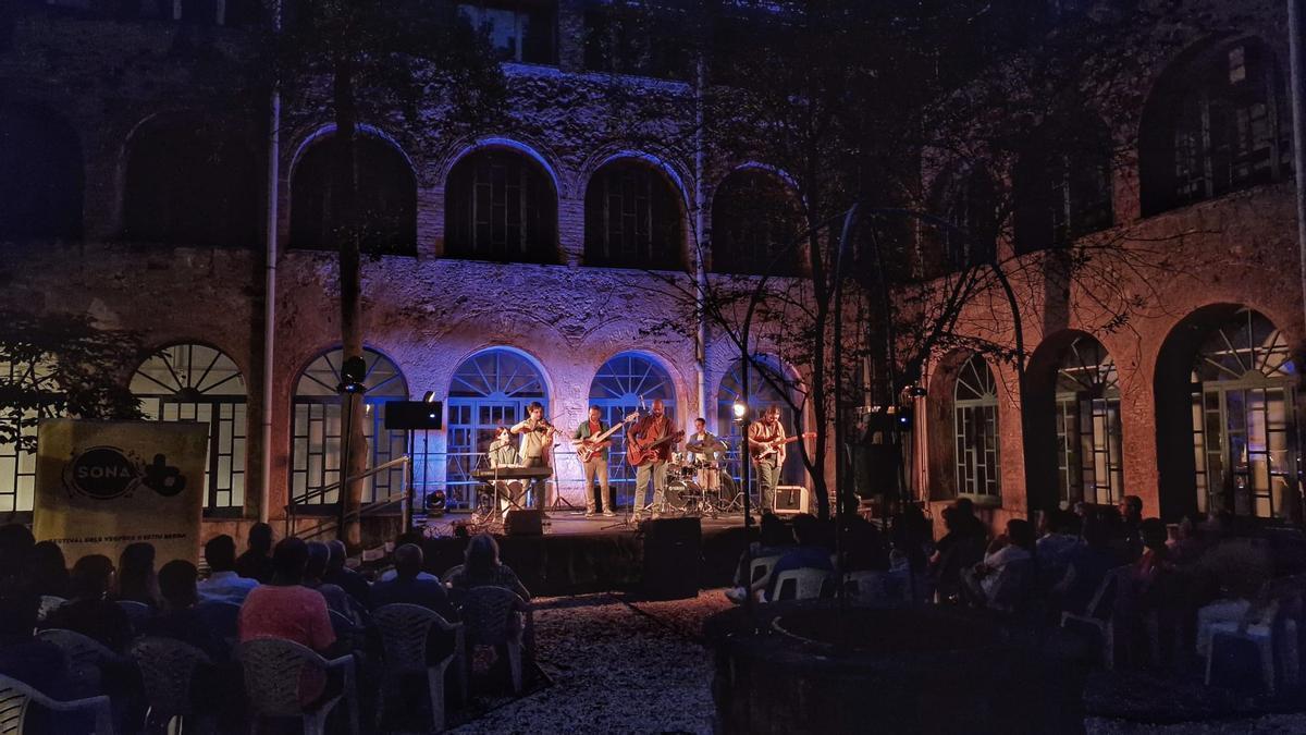 El concert d'Anna d'Ivori, celebrat l'edició passada, al claustre del convent de Sant Francesc