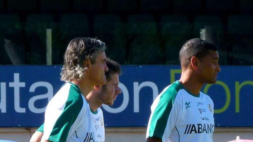 Rafa Sáez, entrenador del Coruxo, con sus ayudantes, Raúl y Yago Yao. // Jose A. Díaz