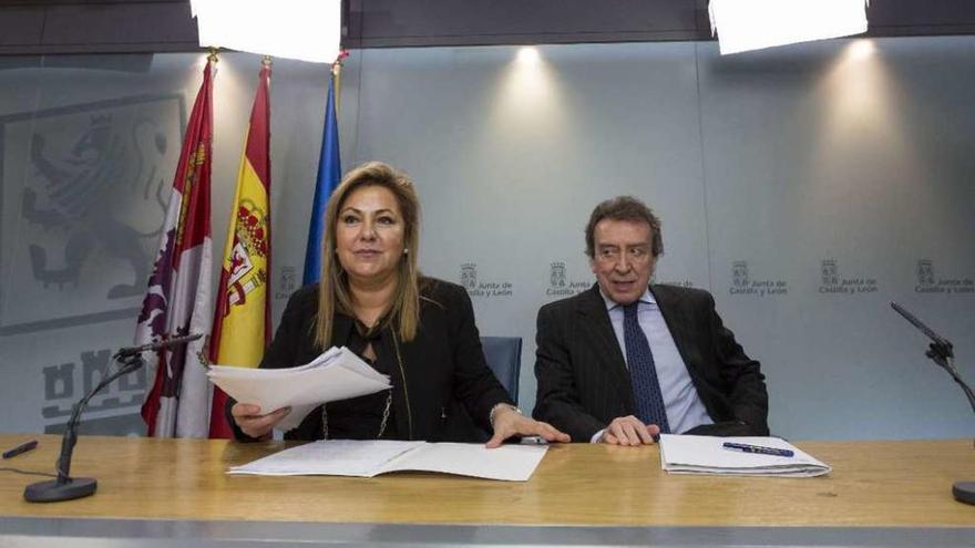 Rosa Valdeón y De Santiago-Juárez, en rueda de prensa tras el Consejo de Gobierno.